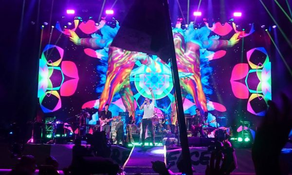 Coldplay_at_Glastonbury_2016_(3)